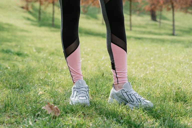 How to Choose Comfortable Clothing and Footwear for Active Days